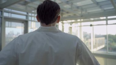 Biyoteknoloji uzmanı ya da bir hastanede ya da laboratuvarda çalışan bir doktor ufukta belirdi.