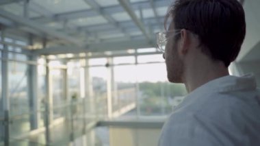 Laboratuvarda güneşe bakan bilim adamı ya da genç tıp öğrencilerine yakın çekim