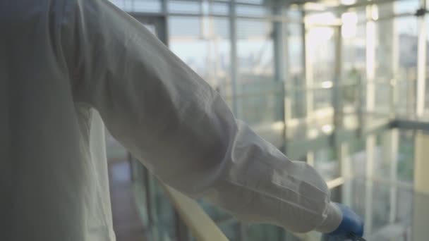 Lekarz Lub Naukowiec Stojący Budynku Laboratoryjnym Patrząc Horyzont — Wideo stockowe