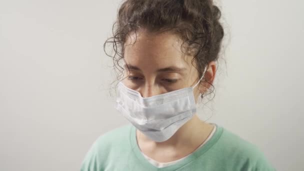 Moe Vrouwelijke Arts Verpleegkundige Doet Haar Gezichtsmasker Kijkt Naar Camera — Stockvideo