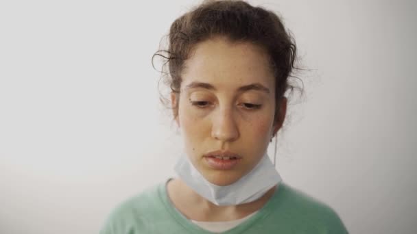 Yorgun Yorgun Kadın Doktor Veya Hemşire Kameraya Ciddi Yorgun Bakar — Stok video