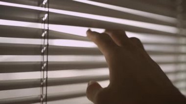 Kapalı bir ofisten Venedik panjurlarını dikizlemek