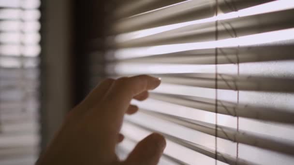 Una Mano Extiende Sobre Las Persianas Ventana Tira Una Abierta — Vídeo de stock