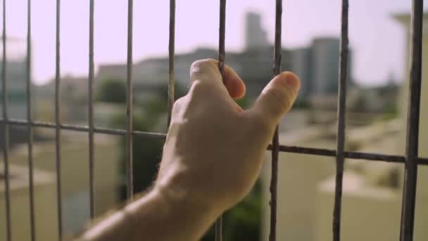 Mano Sostiene Valla Con Ciudad Fondo — Vídeo de stock