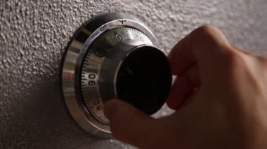 Aşırı yakın çekim - kombinasyon kilidi olan bir kasayı açmak ve kapatmak