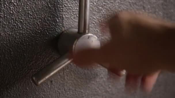 Ouverture et fermeture d'un coffre avec poignée — Video
