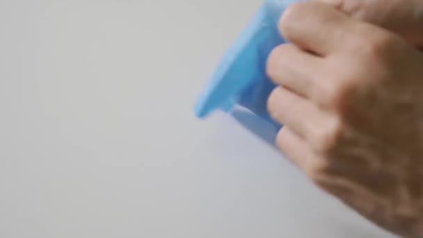 閉じる 手に医療青保護ラテックス手袋を置く 男性の手 — ストック動画