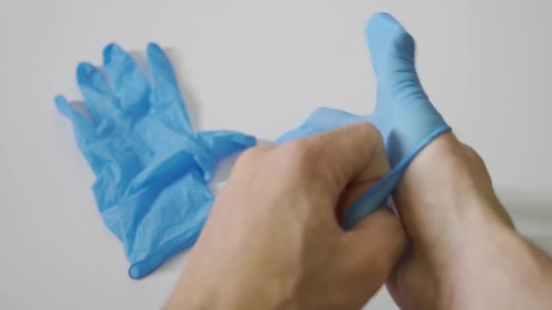Männliche Hände Ziehen Latex Handschuhe Mit Weißem Hintergrund Krankenhaus Oder — Stockvideo