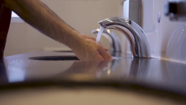 Man Handen Wassen Openbare Toiletten Met Touch Less Kraan Kraan — Stockvideo
