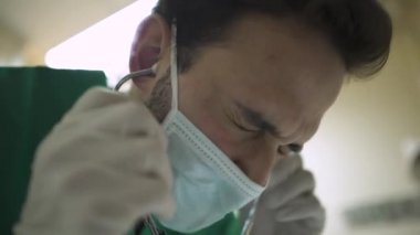 Sersem hastanın gözünden görülen genç doktor acil serviste yatıyor.