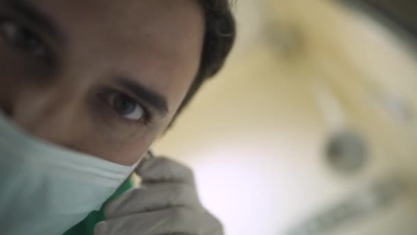 Mladý Lékař Viděn Pohledu Otupělého Pacienta Ležícího Lůžku Pohotovosti — Stock video