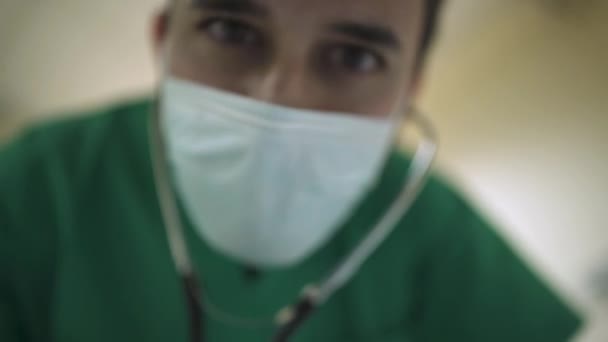 Ung Läkare Sett Utifrån Dozy Patientens Synvinkel Ligger Säng — Stockvideo