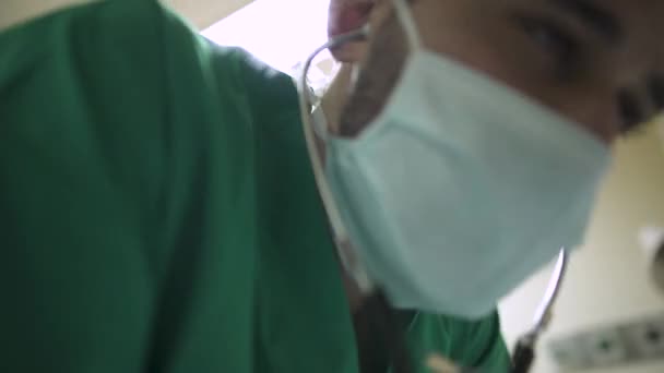 Молодий Лікар Бачив Точки Зору Плюща Пацієнта Лежить Ліжку — стокове відео