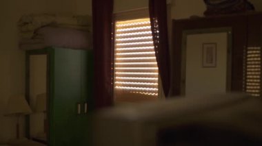 Gün batımında eski bir apartmanın karanlık odası