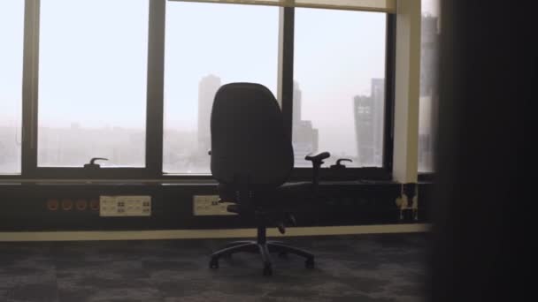 Weg mit dem Stuhl aus dem leeren Büro — Stockvideo