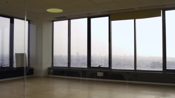 Leeg kantoor met glazen ramen en stadsachtergrond — Stockvideo