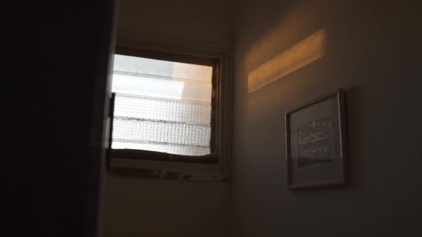 Malé okno se světlem svítí ve starém bytě — Stock video