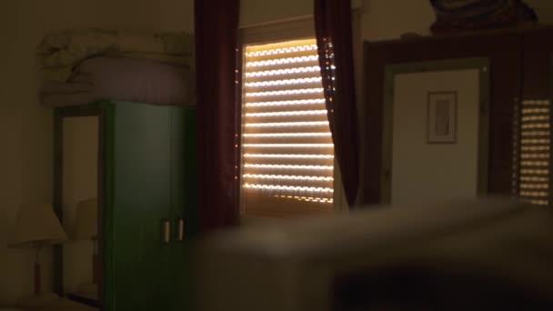 Σκοτεινό δωμάτιο σε μια παλιά πολυκατοικία κατά τη διάρκεια του ηλιοβασιλέματος — Αρχείο Βίντεο