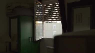Düşük gelirli apartmandaki eski bir dairede açık pencere