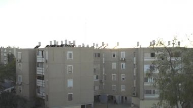Eski ve fakir bir apartmana bakan pencere.