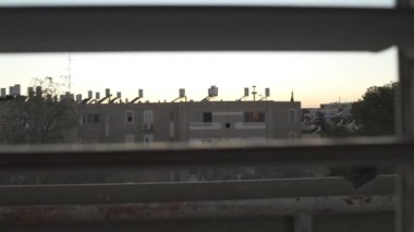 Bir apartmanın pencere perdelerinden bakmak - düşük gelirli mahalle