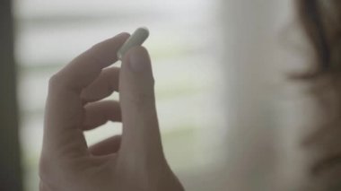 Kapat - bir hap tutan el - kamera ağıza kadar takip eder