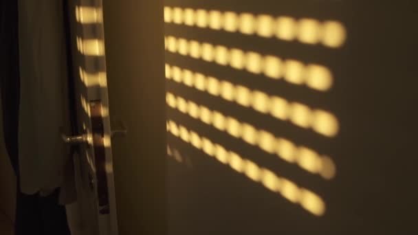 Stín okenních žaluzií na bytové zdi - tmavý pokoj — Stock video