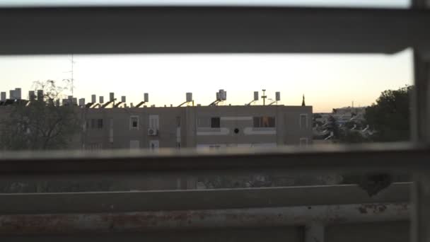 Titta genom fönsterpersienner i ett lägenhetskomplex - låginkomstområde — Stockvideo