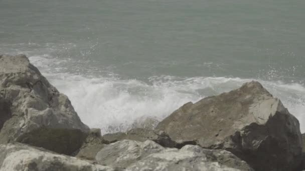 Медленный Кадр Волн Разбивающихся Брызгающихся Скалы Тель Авивского Пляжа Израиле — стоковое видео