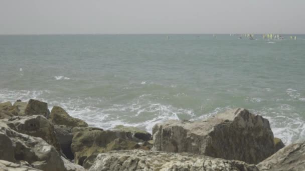 Хвилі Падають Скелі Повільному Русі Вітрильні Човни Можна Побачити Задньому — стокове відео