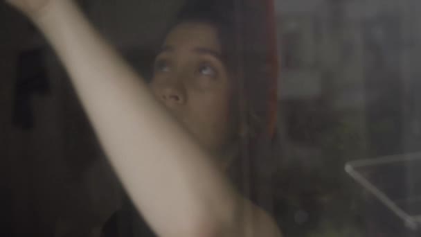 Kvinnan Städar Fönstret Lägenhet Eller Ett Hus — Stockvideo