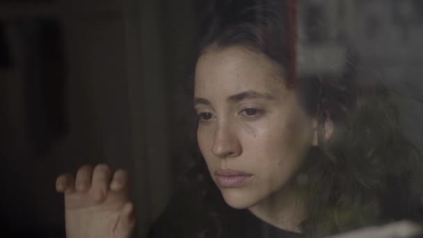 Mujer Joven Habitación Mirando Por Ventana Mano Sobre Vidrio — Vídeos de Stock