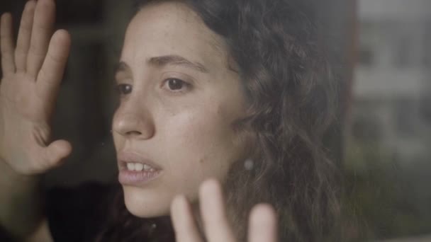 Jeune Femme Veut Sortir Toucher Fenêtre Avec Les Mains — Video
