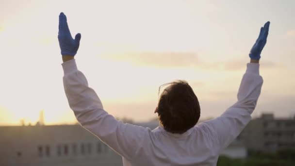 Científico Levanta Los Brazos Durante Atardecer Amanecer Gesto Gracias — Vídeo de stock