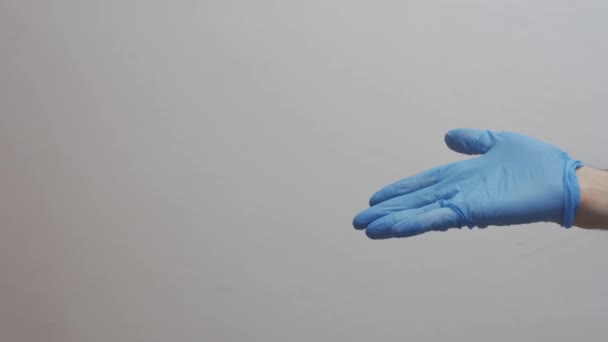 青い医療用ラテックス手袋と手はジェスチャーを示す — ストック動画