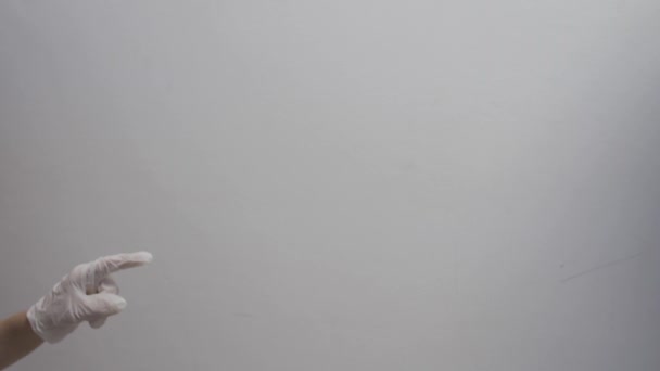 Mains avec gants en caoutchouc médical pointent vers le centre du cadre 