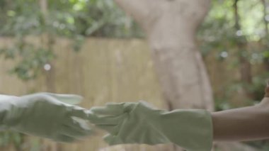 Lateks eldivenli güzel tokalaşma - komik ve kalça beşliği