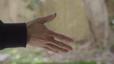 İnsan el sıkışmak ister, başka biri reddeder.