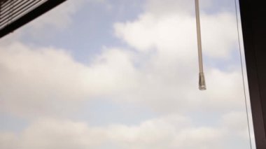 Venedik panjurları yavaşça kapanıyor.