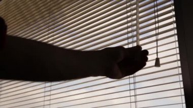 Pencere perdelerinin el bükme kolu