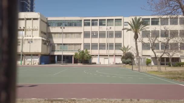 カメラは学校から門や金属製のフェンスに引き出します 休憩中に空の学校 — ストック動画