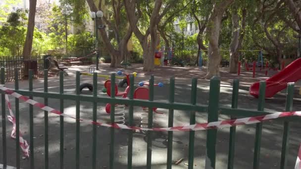 Пустая Детская Площадка Закрыта Красной Белой Лентой Вход Использование Запрещены — стоковое видео