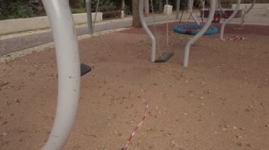 Kapalı çocuk parkında polis bandıyla geçiş yok