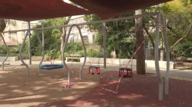 Salıncaklı ve şeritsiz çocuk parkı kapalı.