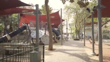 Kırmızı ve beyaz çizgili kapalı ve boş oyun alanı - geçmeyin