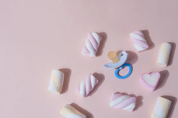 Chupar no fundo rosa claro com pastel bonito marshmallows t — Fotografia de Stock