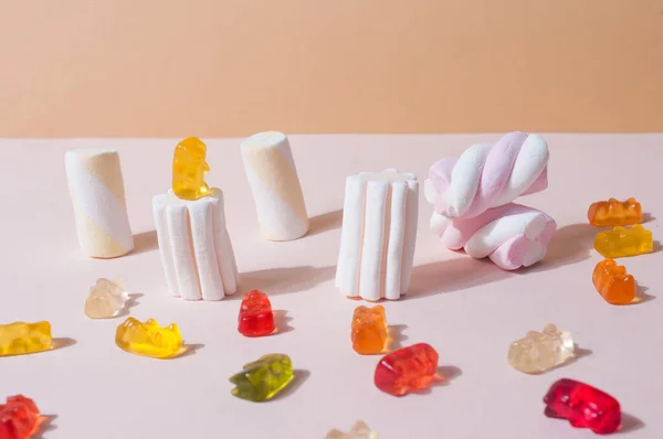 Marshmallows e goma urso moda como composotion em rosa e — Fotografia de Stock