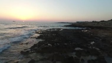 Sahil ve günbatımı denizde üzerinde uçuş