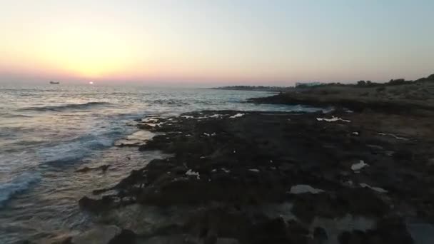 해안과 바다에서 일몰에 비행 — 비디오