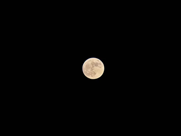 Полная луна на безоблачном небе — стоковое фото